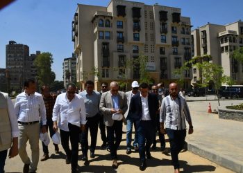 وزير الإسكان يتفقد سير العمل بمشروع تطوير “منطقة سور مجرى العيون”