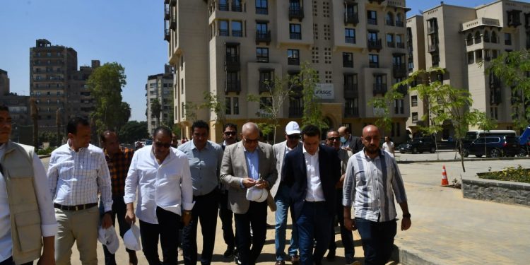 وزير الإسكان يتفقد سير العمل بمشروع تطوير “منطقة سور مجرى العيون”