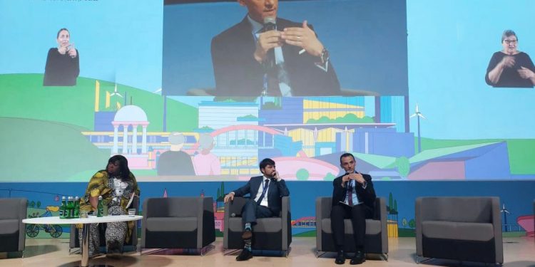 مساعد وزير الإسكان للشئون الفنية يعرض جهود الحكومة في مواجهة التحديات بالمجتمعات الحضرية وعلاقتها بالتغيرات المناخية