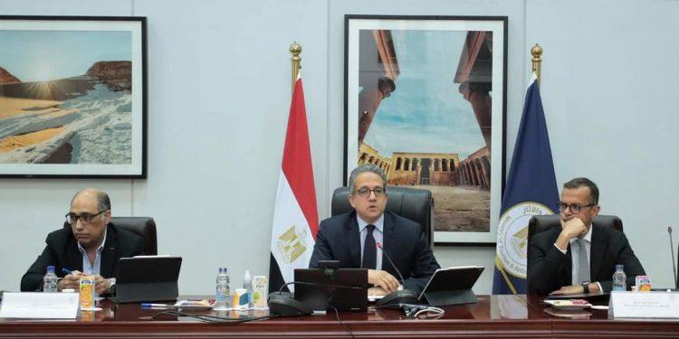 العناني يعقد لقاءاً موسعاً بروما لبحث دفع مزيد من الحركة السياحية الوافدة لمصر من إيطاليا