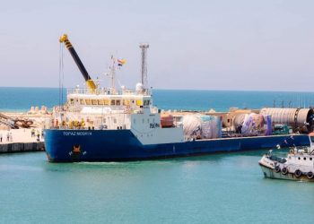 ميناء العريش يستقبل أول سفينة معدات للمحطة الكهربائية بشمال سيناء ضمن 3 شحنات