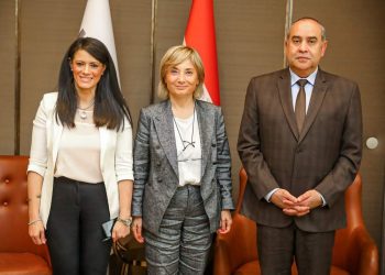 التعاون الدولي والطيران المدنى يبحثان سبل تعزيز التعاون “الاستثمار الأوروبي”