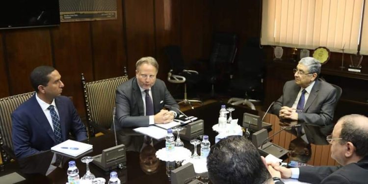 وزير الكهرباء يبحث مع سفير الدنمارك سبل تعزيز التعاون والاستثمار