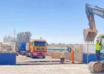 ميناء العريش يستقبل شحنتي معدات محطة الكهرباء