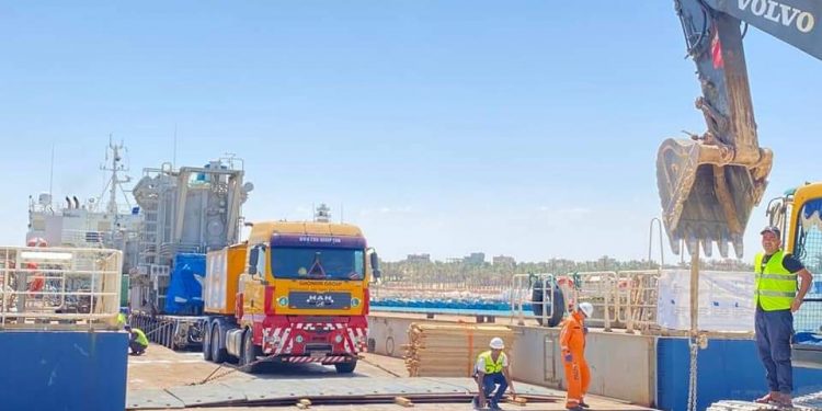 ميناء العريش يستقبل شحنتي معدات محطة الكهرباء