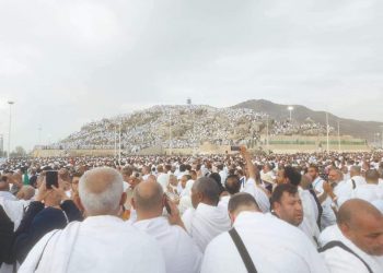 حجاج بيت الله الحرام من الجمعيات الأهلية يواصلون رمي الجمرات