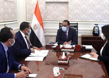 رئيس الوزراء يتابع مع رئيس “التنظيم والإدارة” إجراءات عقد المسابقات المركزية