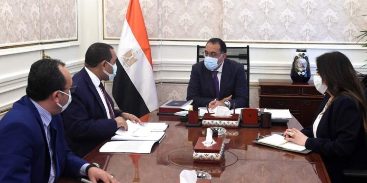 رئيس الوزراء يتابع مع رئيس “التنظيم والإدارة” إجراءات عقد المسابقات المركزية