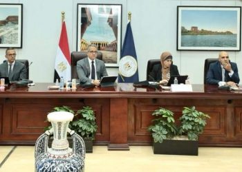 وزير السياحة والآثار يعقد اجتماعاً لمناقشة مستجدات العمل السياحي