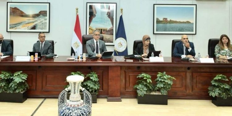 وزير السياحة والآثار يعقد اجتماعاً لمناقشة مستجدات العمل السياحي