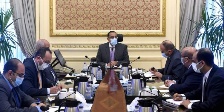 رئيس الوزراء يُكلف بتوفير مليار جنيه لصرف التعويضات للمستحقين بالمحاور المرورية بالجيزة
