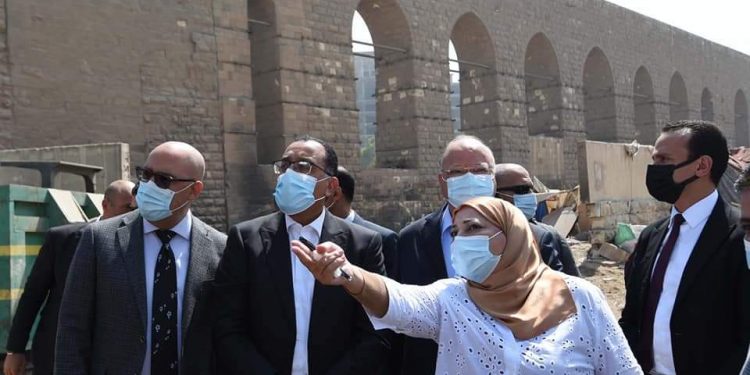 يتضمن 79 عمارة.. رئيس الوزراء يتفقد سير العمل بمشروع تطوير منطقة سور مجرى العيون