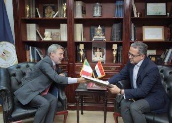 العناني يبحث تعزيز سبل التعاون مع إيطاليا على المستوى السياحي والأثري