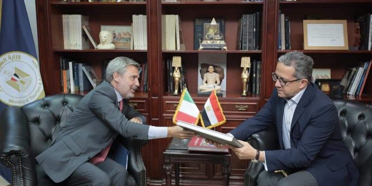 العناني يبحث تعزيز سبل التعاون مع إيطاليا على المستوى السياحي والأثري