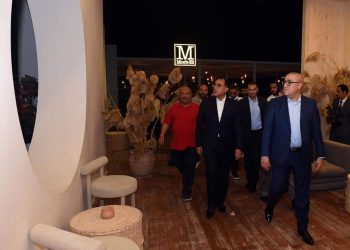 رئيس الوزراء يقوم بجولة ليلية لتفقد المنطقة الترفيهية بالعلمين الجديدة بعد تشغيلها