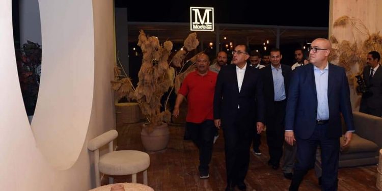 رئيس الوزراء يقوم بجولة ليلية لتفقد المنطقة الترفيهية بالعلمين الجديدة بعد تشغيلها