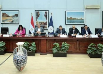 وزيرا السياحة والآثار والطيران المدني يبحثان آليات تنشيط الحركة السياحية والجوية
