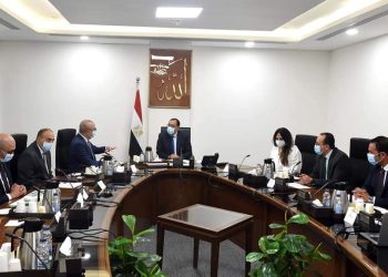رئيس الوزراء يتابع دراسة الأثر المروري لربط القاهرة الخديوية بالمحاور الجديدة شرق وغرب القاهرة