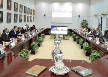 العناني يبحث تعزيز التعاون بين “السياحة” و”جوجل”