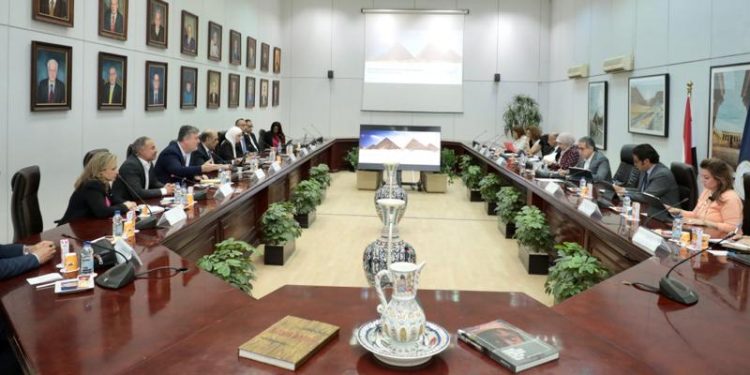 العناني يبحث تعزيز التعاون بين “السياحة” و”جوجل”