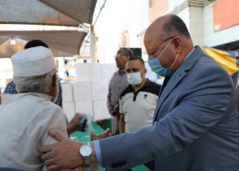 فى إطار مبادرة حياة كريمة.. محافظ القاهرة: توزيع المواد الغذائية علي بعض الأسر بحى الأسمرات
