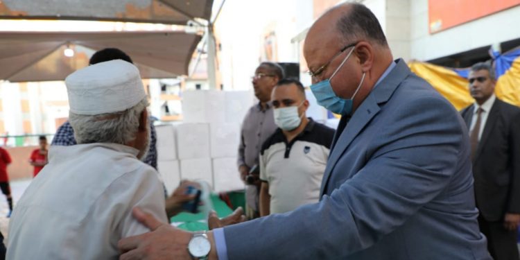 فى إطار مبادرة حياة كريمة.. محافظ القاهرة: توزيع المواد الغذائية علي بعض الأسر بحى الأسمرات
