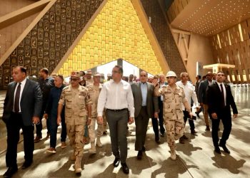 العناني يتابع آخر مستجدات الأعمال بالمتحف المصري الكبير