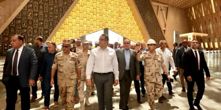 العناني يتابع آخر مستجدات الأعمال بالمتحف المصري الكبير