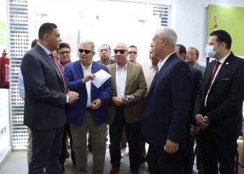 لخدمة 85 ألف مشترك.. محافظ الدقهلية ورئيس القابضة للمياه يتفقدان مركز خدمة عملاء طلخا والخط الساخن