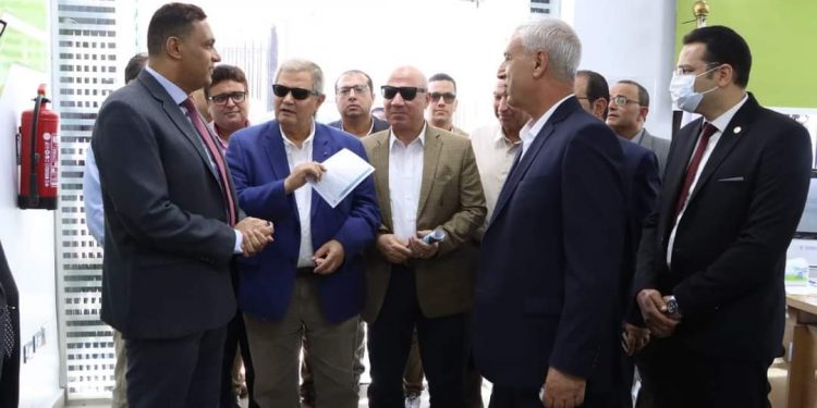 لخدمة 85 ألف مشترك.. محافظ الدقهلية ورئيس القابضة للمياه يتفقدان مركز خدمة عملاء طلخا والخط الساخن