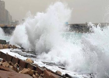 الأرصاد الجوية تحذر المصطافين من ارتفاع الأمواج إلى 2.5 مترا
