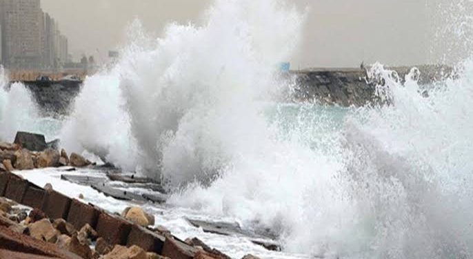 الأرصاد الجوية تحذر المصطافين من ارتفاع الأمواج إلى 2.5 مترا