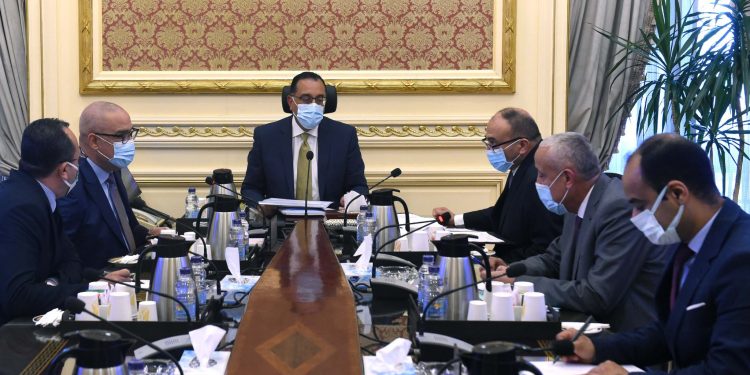 رئيس الوزراء يتابع أعمال تطوير الطريق الدولي الساحلي