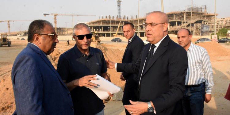 وزير الإسكان يتفقد الطرق بالقاهرة الجديدة