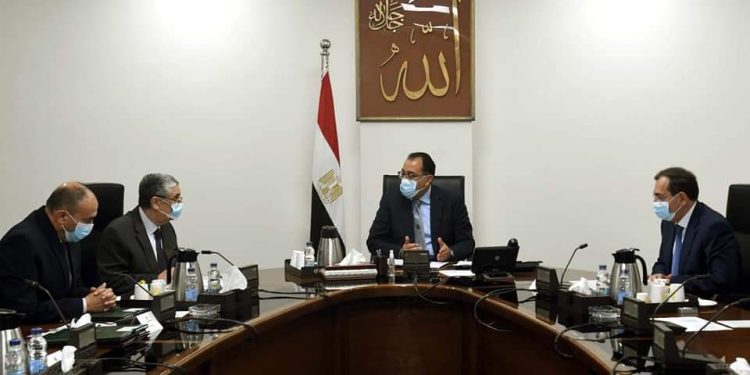 رئيس الوزراء يلتقي وزيري الكهرباء والبترول لمتابعة خطط الربط الكهربائي مع الدول المجاورة