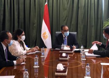 رئيس الوزراء يلتقي رئيس هيئة الاستثمار لمتابعة عدد من المشروعات