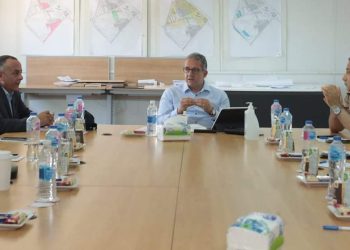 “العناني” يتابع آخر مستجدات الأعمال بمنطقة خدمات الزائرين بالمتحف المصري الكبير