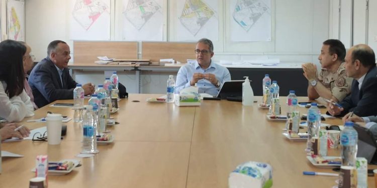 “العناني” يتابع آخر مستجدات الأعمال بمنطقة خدمات الزائرين بالمتحف المصري الكبير