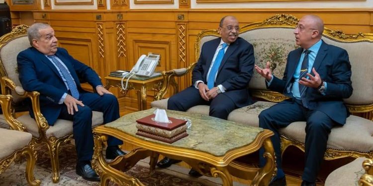 “التنمية المحلية” تتفق مع “الإنتاج الحربي” على شراء 40 أتوبيس كهربائي لنقل الركاب بالإسكندرية