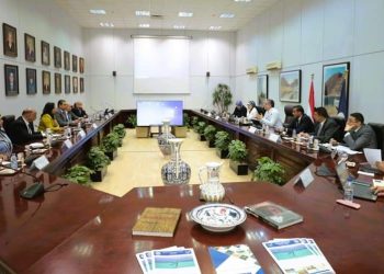 وزير السياحة يناقش استعدادات وتحضيرات بدء الموسم الجديد للعمرة