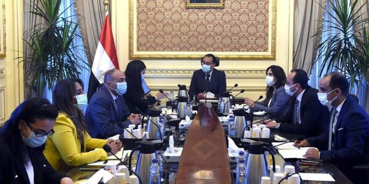 “مدبولي” يستعرض مع “المشاط” محاور برنامج “نُوَفِّي” للتمويل والاستثمار في مشروعات المناخ
