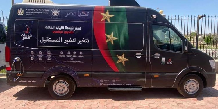 “التخطيط” تسلم النيابة العامة سيارات مراكز تكنولوجية جديدة لخدمات للمواطنين