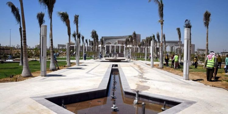 نائب رئيس هيئة المجتمعات العمرانية يتفقد العمل بمنطقة الحدائق المركزية بالعاصمة الإدارية الجديدة