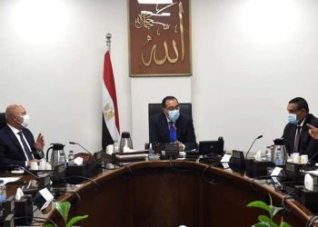 رئيس الوزراء يتابع الإجراءات التنفيذية للقضاء على المواقف العشوائية الواقعة على الطريق الدائري