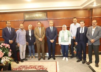 وزير القوى العاملة يلتقى أعضاء اللجنة النقابية للعاملين بديوان عام الوزارة