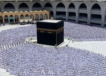 وزير السياحة يعتمد الضوابط المنظمة لتنفيذ رحلات العمرة لموسم 1444 هـجرية