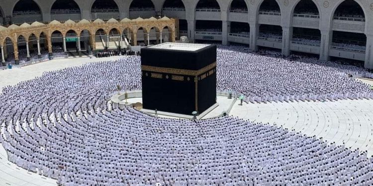 وزير السياحة يعتمد الضوابط المنظمة لتنفيذ رحلات العمرة لموسم 1444 هـجرية