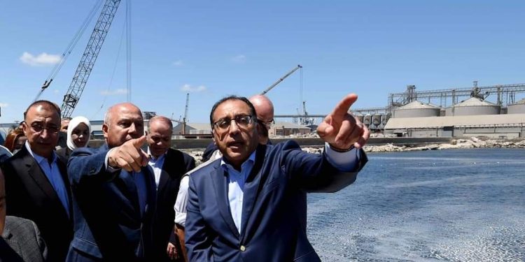 رئيس الوزراء يتفقد المشروعات الجاري تنفيذها في ميناء الدخيلة