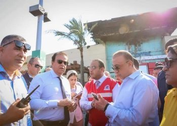 وزير الصحة يقطع زيارته للمنشآت الطبية بالإسكندرية ويتابع حريق كارفور