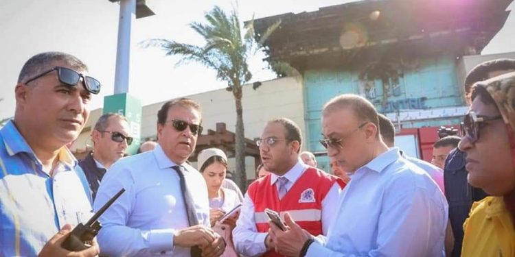 وزير الصحة يقطع زيارته للمنشآت الطبية بالإسكندرية ويتابع حريق كارفور